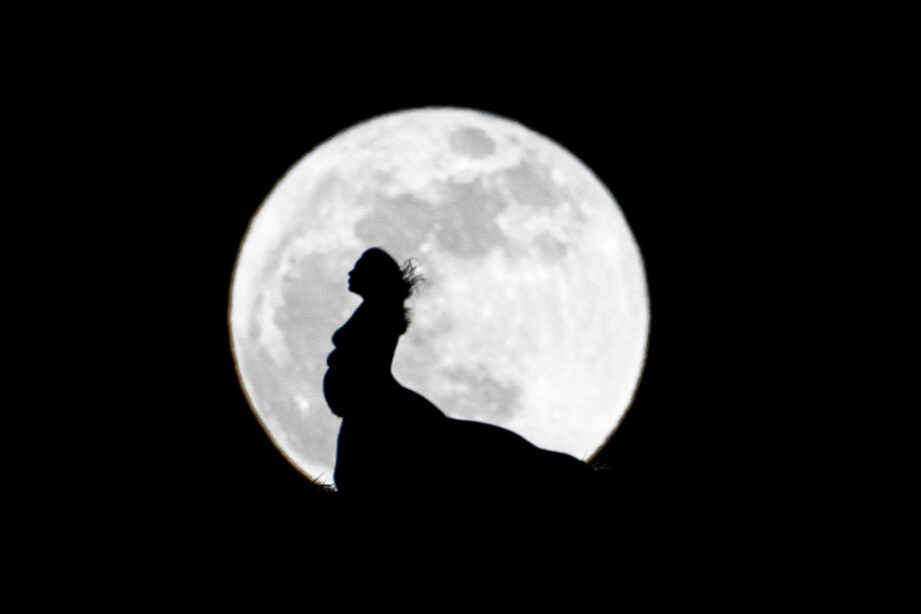 img="Full moon maternity photography by Eric Wyatt"