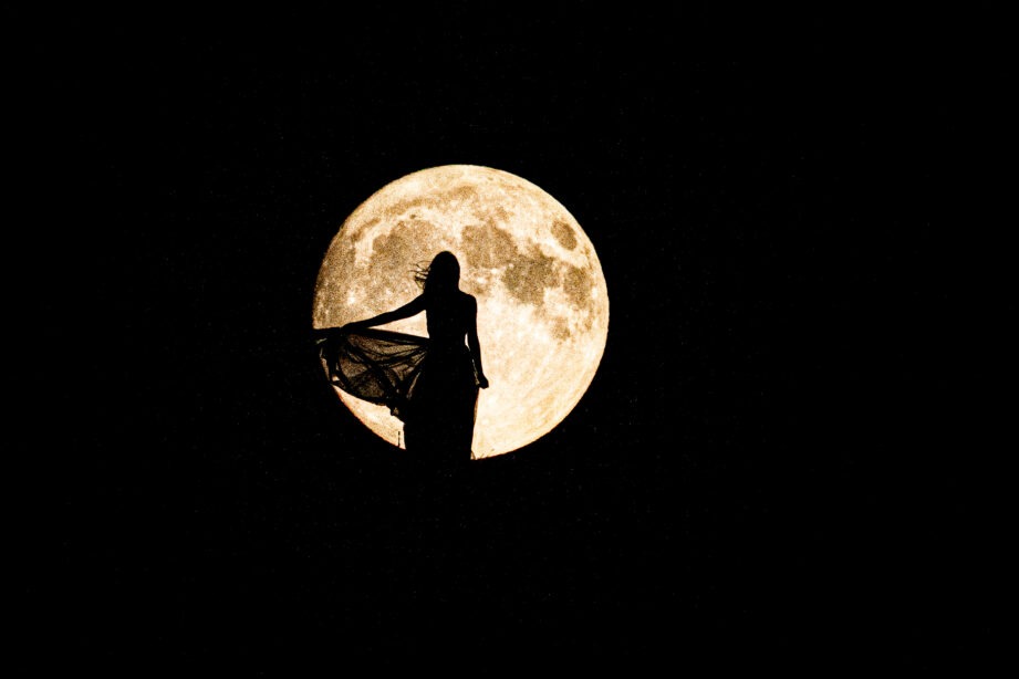 img="Woman's photography by Eric Wyatt in full moon"