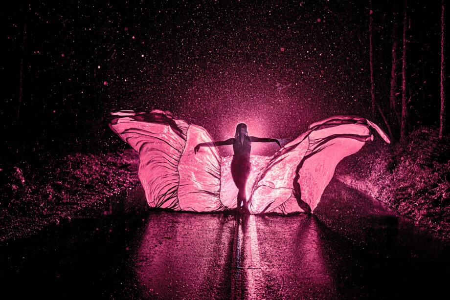 img="women's photography by Eric Wyatt in the rain and artistic"